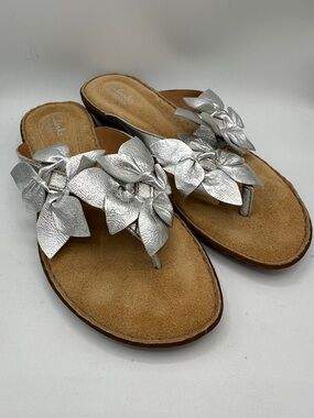 Clarks Bendables silver metallic thong leather leaf design sandals, size 8M